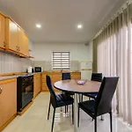 Seaside Family Retreat With Stunning Views Apartment *